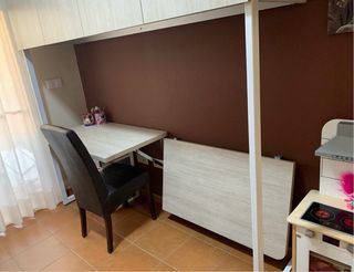 Dormitorio juvenil con escritorio y armarios