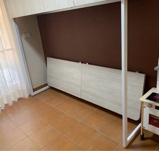 Dormitorio juvenil con escritorio y armarios