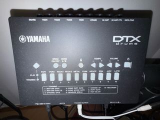Batería Electrónica Yamaha DTX402 + Sillín