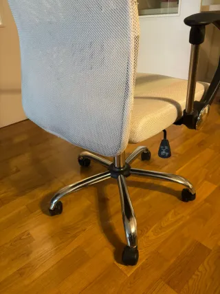 Silla de oficina ergonómica blanca