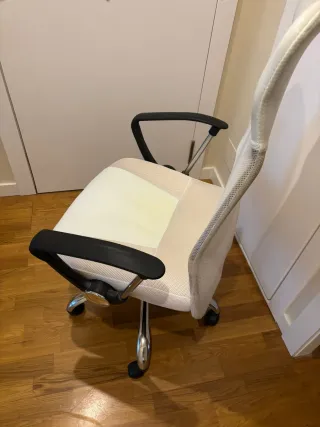 Silla de oficina ergonómica blanca