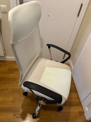Silla de oficina ergonómica blanca