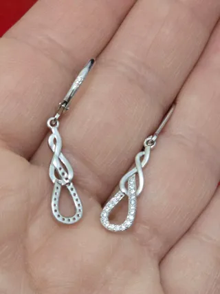 Pendientes de plata con diseño infinito