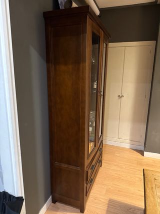 Mueble vitrina madera y cristal