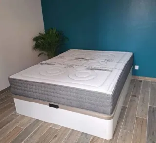 Canapé de tela gris y blanco