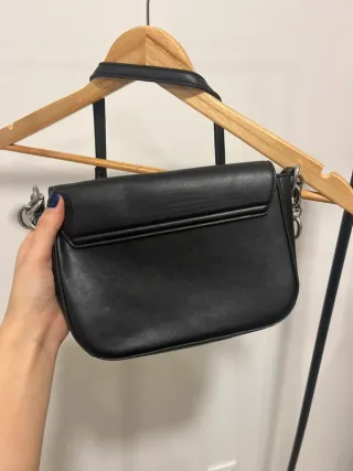 Mala preta com corrente