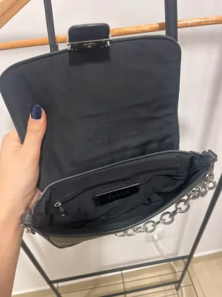 Mala preta com corrente