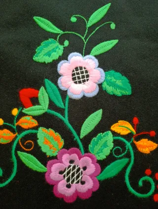 Tela refajo bordado a máquina. 2 metros