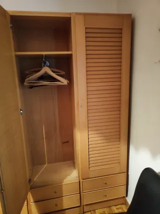 Armario de madera con estanterías