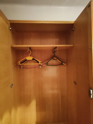 Armario de madera con estanterías