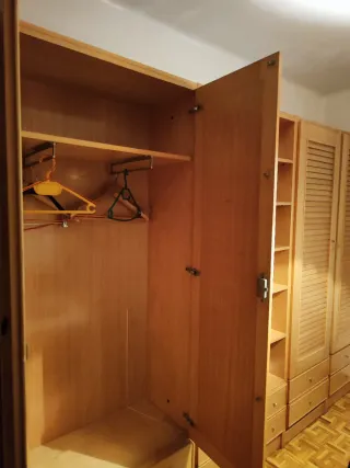 Armario de madera con estanterías