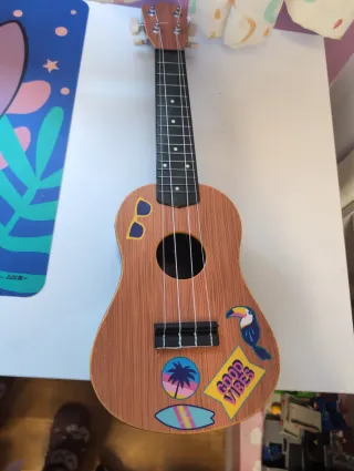 Ukelele con pegatinas tropicales
