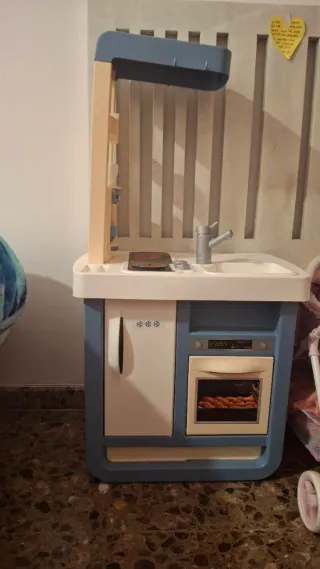 Cocinita de juguete azul y beige