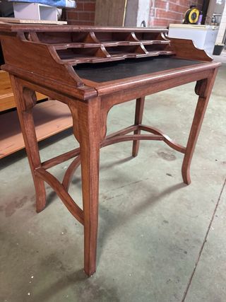 Escritorio antiguo de madera y cuero