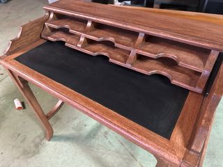 Escritorio antiguo de madera y cuero