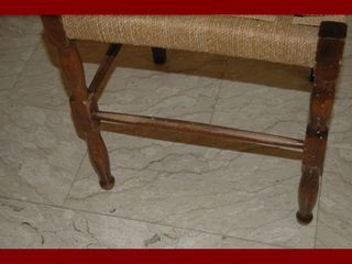 Sedie rustiche in legno con seduta impagliata