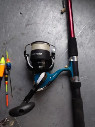 Set di pesca con canne, mulinelli e accessori