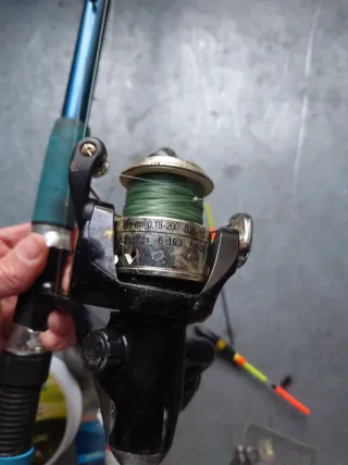 Set di pesca con canne, mulinelli e accessori