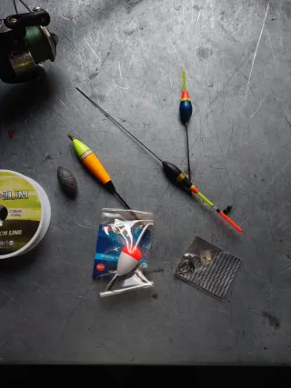 Set di pesca con canne, mulinelli e accessori