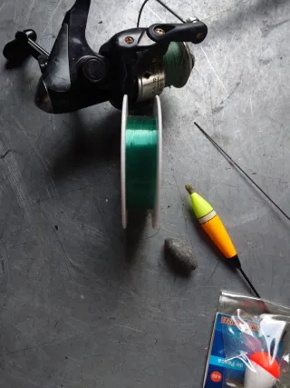Set di pesca con canne, mulinelli e accessori