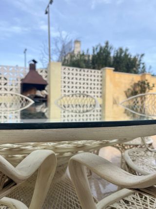 Mesa y sillas exterior cristal y ratán