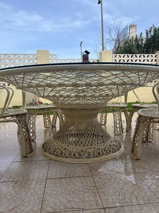 Mesa y sillas exterior cristal y ratán