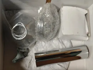 Grifo monomando de metal plateado