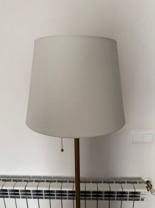 Lámpara de pie IKEA dorada pantalla beige