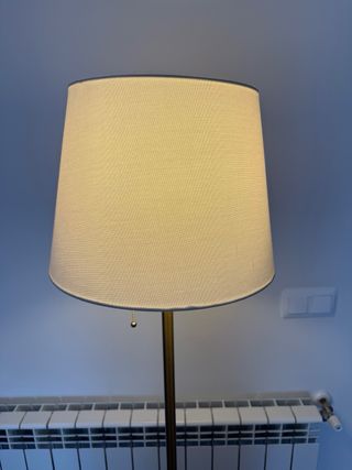 Lámpara de pie IKEA dorada pantalla beige