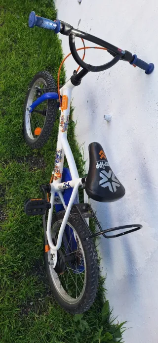 Bicicleta infantil Btwin blanca y azul