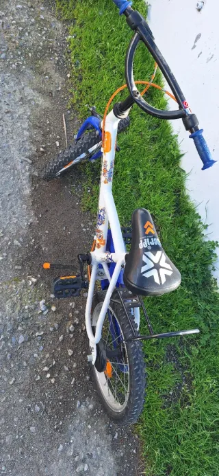 Bicicleta infantil Btwin blanca y azul