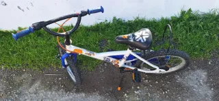 Bicicleta infantil Btwin blanca y azul