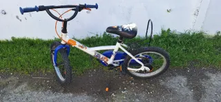 Bicicleta infantil Btwin blanca y azul