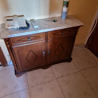 Aparador de madera y mármol