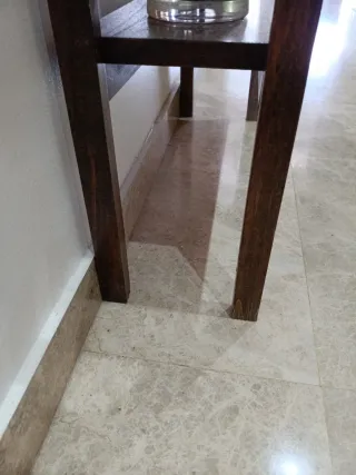 Mueble de recibidor con un diseño elegante y funci