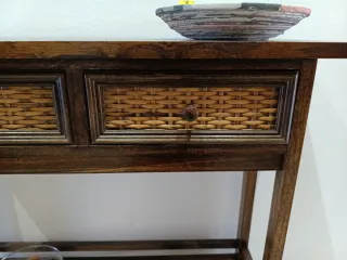 Mueble de recibidor con un diseño elegante y funci