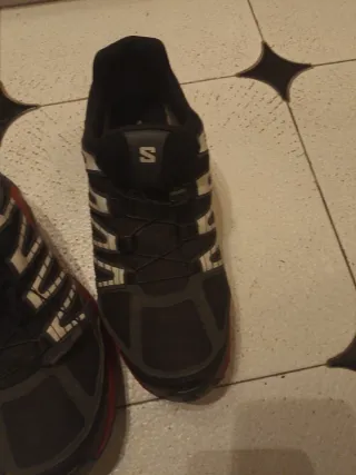 Zapatillas Salomon Negras y Rojas