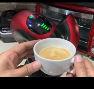 Cafetera Dolce Gusto  Eclipse Roja. . Estado perfe