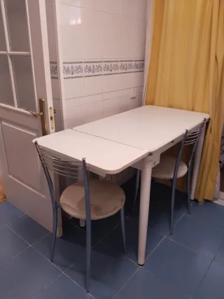 Muebles de cocina blancos y madera.