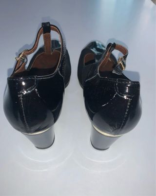 Zapatos de charol para baile con plataforma.