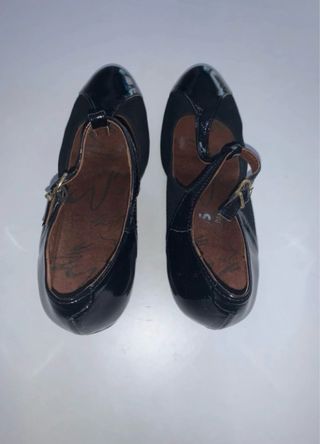 Zapatos de charol para baile con plataforma.