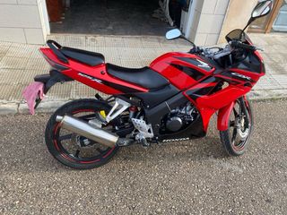 Honda CBR 125 Roja y Negra