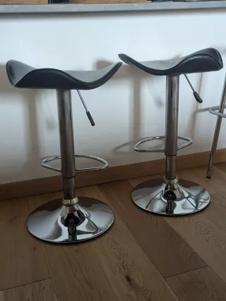 Taburetes altos de cuero y metal