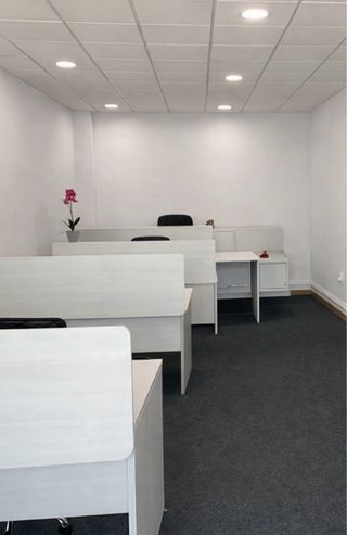 2 Mesas de oficina blancas