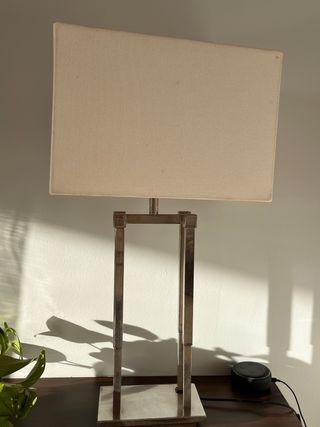 Lámpara de mesa moderna beige y plateada