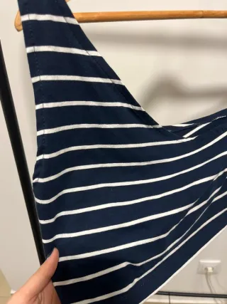 Top às riscas sem uma alça