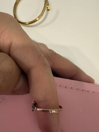 La talla del anillo es 17. Tous Aro Cruz Negro Dor