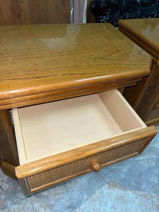 Mesitas de noche de madera con mimbre
