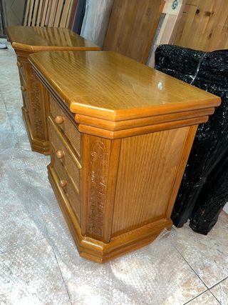 Mesitas de noche de madera con mimbre