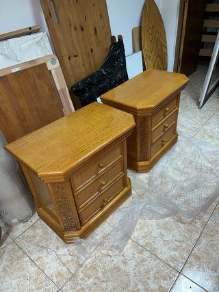 Mesitas de noche de madera con mimbre